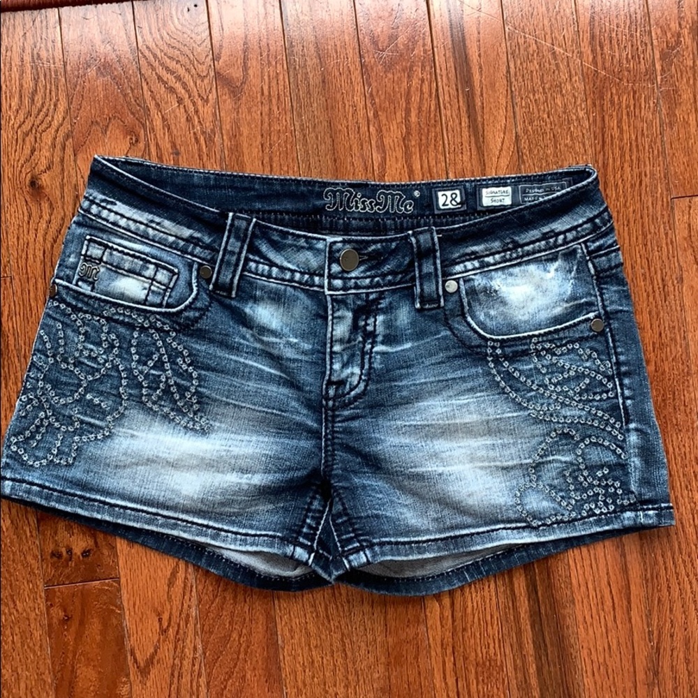 Miss Me Signature Shorts Size 28